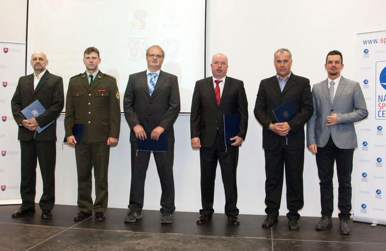Naši tréneri, D. Poláček ml. (tretí z prava) a V. Rengevič (štvrtý z prava) na slávnostnom ocenení trénerov mládeže (Foto: NŠC )